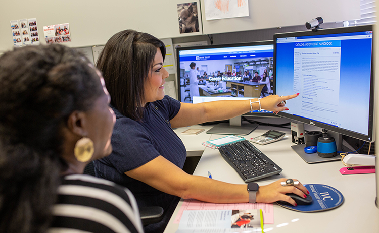 Counselor meeting with student 